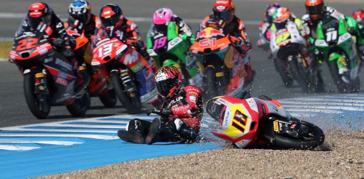 El piloto italiano de Moto3, Matteo Bertelle, del equipo Levelup MTA, sufre una caída durante la carrera del Gran Premio de España de Moto3 en el circuito de Jerez, en Jerez de la Frontera.