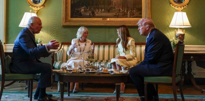 El presidente estadounidense Donald Trump y la primera dama Melania Trump ofrecen el té al rey Carlos III y a la reina Camila de Gran Bretaña en el Salón Verde de la Casa Blanca en Washington, D.C..