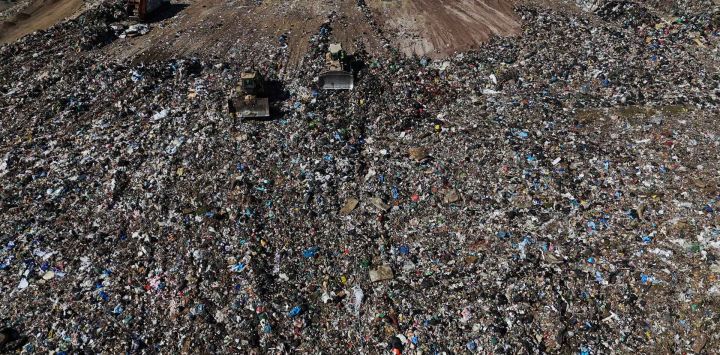 Vista aérea muestra maquinaria pesada retirando desechos en el vertedero Los Colorados, operado por KDM Residuos, en Tiltil, provincia de Chacabuco, en la Región Metropolitana de Santiago, Chile. Las Naciones Unidas publicaron una lista de los 50 mayores emisores de metano de origen humano del mundo, encabezada por un vertedero en Chile y varios campos de petróleo o gas en Turkmenistán. La mayor fuente de metano (CH4) de origen humano, un gas de efecto invernadero con un potencial de calentamiento unas 80 veces mayor que el dióxido de carbono, es un vertedero ubicado a unos 60 kilómetros al norte de Santiago. El sitio emite más de 100.000 toneladas de metano al año, un gas que, según los científicos, es responsable de al menos una cuarta parte del calentamiento global actual.