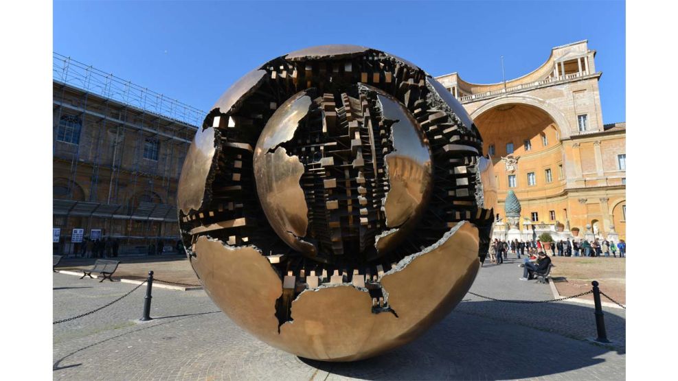 Trinity Pomodoro (sfera con sfera), de Arnaldo Pomodoro