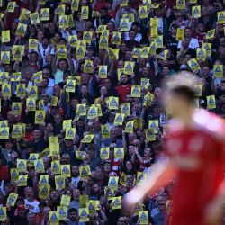 Aficionados del Liverpool alzan panfletos y pancartas que critican a los dueños del Liverpool durante el partido de fútbol de la Premier League inglesa entre el Liverpool y el Crystal Palace en Anfield, Liverpool, noroeste de Inglaterra. | Foto:Paul Ellis / AFP