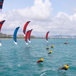 Atletas compiten durante la fórmula kite masculino de la carrera de vela en los VI Juegos Asiáticos de Playa, en Sanya, en la provincia de Hainan, en el sur de China. | Foto:Xinhua/Hu Xingyu
