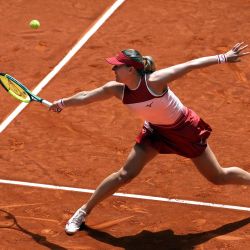 La húngara Dalma Galfi devuelve la pelota a la rusa Mirra Andreeva durante su partido individual de tercera ronda del torneo WTA Tour Madrid Open 2026, disputado en la Caja Mágica de Madrid. | Foto:Thomas Coex / AFP