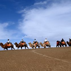 Turistas visitan el área escénica de la Montaña Mingsha y el Manantial de la Luna Creciente, en la ciudad de Dunhuang, en la provincia de Gansu, en el noroeste de China. | Foto:Xinhua/Zhang Xiaoliang