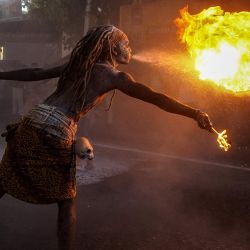 Un participante realiza un espectáculo de escupir fuego durante una procesión religiosa en Ajmer, India. | Foto:Himanshu Sharma / AFP