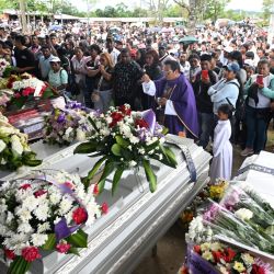 Un sacerdote católico asiste al funeral de las víctimas del atentado con bomba en una carretera de Cajibio, departamento del Cauca, Colombia. | Foto:JOAQUIN SARMIENTO / AFP