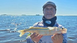 Uno de los factores determinantes en este ámbito es el viento. Es sabido que sin movimiento del agua, la oxigenación disminuye y el pejerrey se vuelve esquivo. En este espejo, se necesitan al menos 20 km/h de viento para activar el pique.