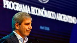 La cuenta de USD 12.000 millones con la que Luis Caputo busca blindar toda la gestión de Javier Milei