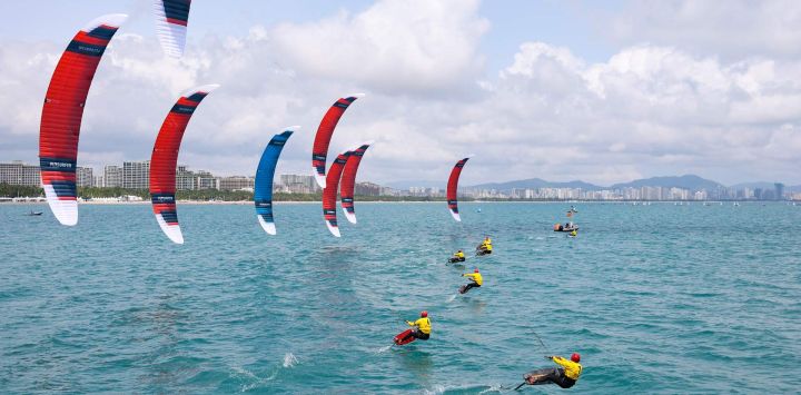 Atletas compiten durante la fórmula kite masculino de la carrera de vela en los VI Juegos Asiáticos de Playa, en Sanya, en la provincia de Hainan, en el sur de China.