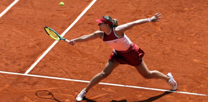 La húngara Dalma Galfi devuelve la pelota a la rusa Mirra Andreeva durante su partido individual de tercera ronda del torneo WTA Tour Madrid Open 2026, disputado en la Caja Mágica de Madrid.
