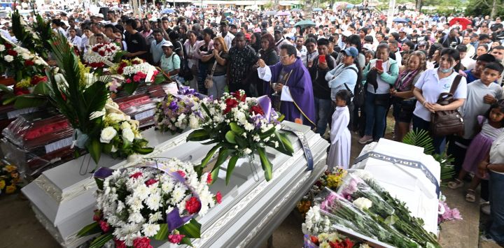 Un sacerdote católico asiste al funeral de las víctimas del atentado con bomba en una carretera de Cajibio, departamento del Cauca, Colombia.