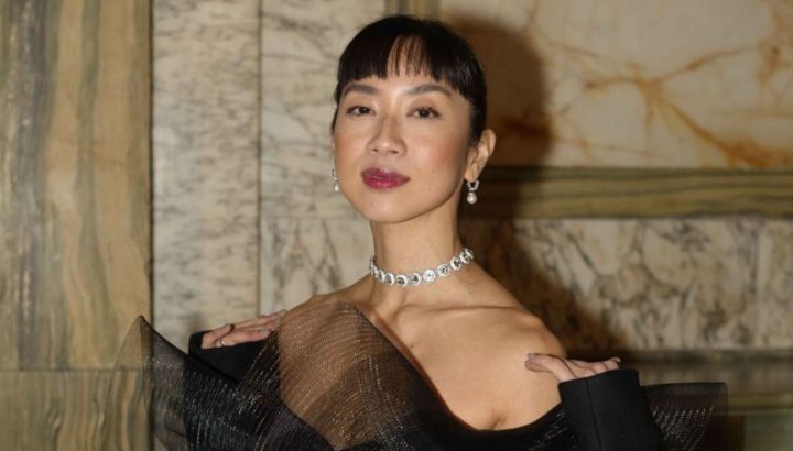 El look estilo modern chic teatral de Débora Nishimoto en la Gala de CARAS