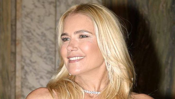 Valeria Mazza deslumbró con un vestido black estilo siren dress en la Gala de CARAS