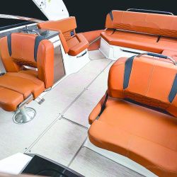 El Four Winns H9 redefine el concepto de lancha deportiva con un diseño moderno, versátil y enfocado en la vida a bordo. 
