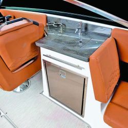 El Four Winns H9 redefine el concepto de lancha deportiva con un diseño moderno, versátil y enfocado en la vida a bordo. 