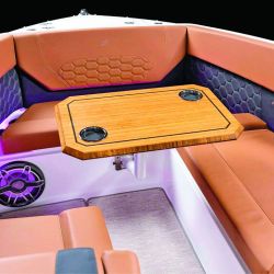 El Four Winns H9 redefine el concepto de lancha deportiva con un diseño moderno, versátil y enfocado en la vida a bordo. 