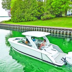 El Four Winns H9 redefine el concepto de lancha deportiva con un diseño moderno, versátil y enfocado en la vida a bordo. 