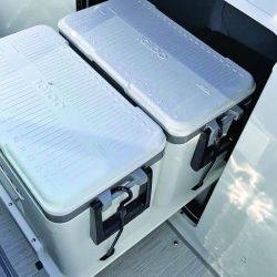 El Four Winns H9 redefine el concepto de lancha deportiva con un diseño moderno, versátil y enfocado en la vida a bordo. 
