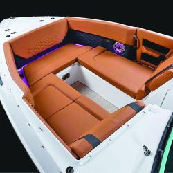 El Four Winns H9 redefine el concepto de lancha deportiva con un diseño moderno, versátil y enfocado en la vida a bordo. 