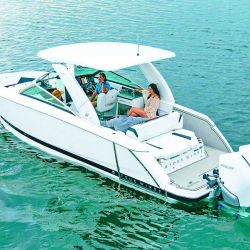 El Four Winns H9 redefine el concepto de lancha deportiva con un diseño moderno, versátil y enfocado en la vida a bordo. 