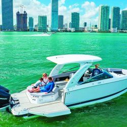 El Four Winns H9 redefine el concepto de lancha deportiva con un diseño moderno, versátil y enfocado en la vida a bordo. 