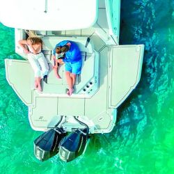 El Four Winns H9 redefine el concepto de lancha deportiva con un diseño moderno, versátil y enfocado en la vida a bordo. 