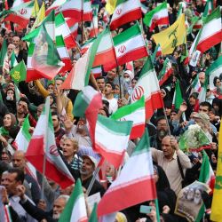 Ciudadanos iraníes ondean banderas nacionales de Irán durante una manifestación para mostrar su solidaridad y apoyo al nuevo líder supremo iraní, el ayatolá Mojataba Khamenei, en Teherán. El presidente estadounidense Donald Trump a Irán que "más le vale espabilar pronto", ya que los esfuerzos de Washington y Teherán para poner fin a las hostilidades parecían estancados. | Foto:AFP