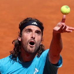 El griego Stefanos Tsitsipas saca contra el español Daniel Mérida durante su partido de tercera ronda individual del torneo ATP Tour Madrid Open 2026 en la Caja Mágica de Madrid. | Foto:Thomas Coex / AFP