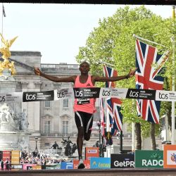 El keniano Sabastian Sawe cruza la meta para ganar la carrera masculina con un nuevo récord mundial en el Maratón de Londres 2026 en el centro de Londres. El keniano Sabastian Sawe rompió la barrera de las dos horas por primera vez en la historia al ganar el Maratón de Londres. | Foto:JUSTIN TALLIS / AFP