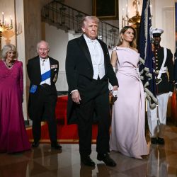 El presidente de Estados Unidos, Donald Trump, la primera dama Melania Trump, el rey Carlos III de Gran Bretaña y la reina Camila llegan a una cena de Estado en el Salón Este de la Casa Blanca en Washington, D.C.. | Foto:BRENDAN SMIALOWSKI / AFP