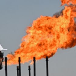 Un empleado de la Compañía Petrolera de Basora inspecciona el yacimiento de petróleo y gas Nahr Bin Umar en las afueras de la ciudad iraquí de Basora. A principios de este mes, Bagdad anunció haber alcanzado acuerdos con Estados Unidos e Irán para mitigar el impacto del bloqueo del estrecho de Ormuz en las exportaciones de petróleo iraquí. | Foto:Hussein Faleh / AFP