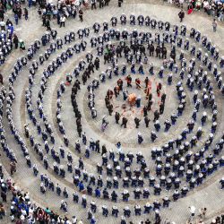 Vista aérea tomada con un dron de personas del grupo étnico dong participando en un evento para celebrar el Festival Sanyuesan, en el distrito de Zhenyuan, en la provincia de Guizhou, en el suroeste de China. | Foto:Xinhua/Yang Wenbin