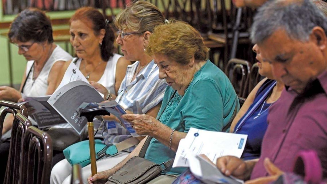 Jubilados argentinos que siguen trabajando pierden antigüedad y aportan sin mejorar su haber