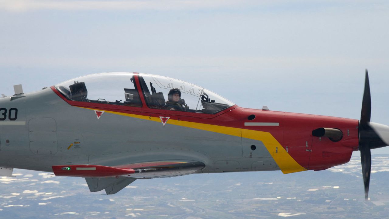 Esta fotografía publicada por la Casa Real española, muestra a la princesa Leonor realizando su segundo vuelo en solitario a bordo de un avión de entrenamiento Pilatus PC-21 de la Fuerza Aérea Española en la Academia del Aire y el Espacio de San Javier, cerca de Murcia. | Foto:Casa de S.M. el Rey / AFP