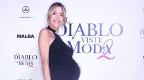 A horas de ser mamá, María Belén Ludueña deslumbró en la Avant Premiere de El Diablo viste a la moda con un look total black y taco aguja