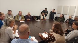 Legisladores opositores con referentes del colectivo de jubilados