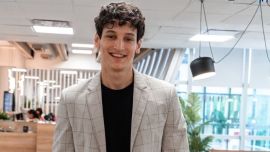 Bautista, el nieto de Palito Ortega, mostró el éxito de su negocio, lejos de los medios