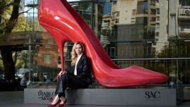 Elina Costantini brilló en la avant premiere de El diablo viste a la moda 2 en el Malba con un impactante vestido rojo