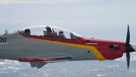 Esta fotografía publicada por la Casa Real española, muestra a la princesa Leonor realizando su segundo vuelo en solitario a bordo de un avión de entrenamiento Pilatus PC-21 de la Fuerza Aérea Española en la Academia del Aire y el Espacio de San Javier, cerca de Murcia.