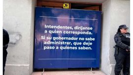 Los intendentes fueron a reclamar y Pettovello, con un cartel en la puerta, los mandó a quejarse con los gobernadores