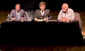 Milei en el Palacio Libertad en el debate sobre Keynes 20260428