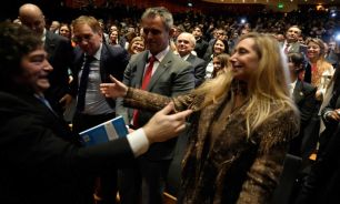 Milei en el Palacio Libertad en el debate sobre Keynes 20260428