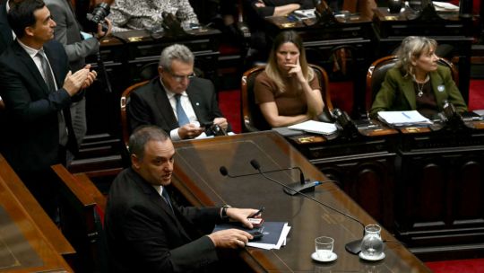 El oficialismo quiere “pisarle” la sesión de hoy a la oposición para blindar a Adorni