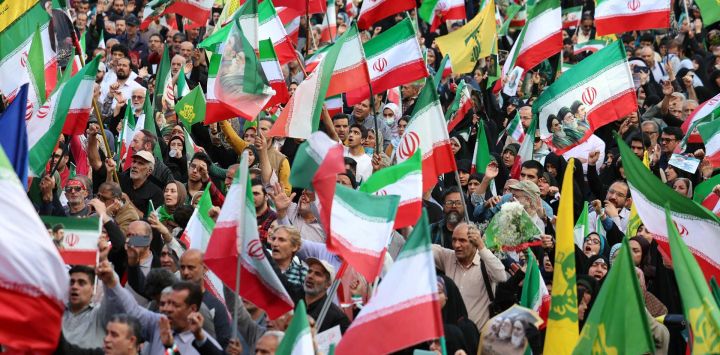 Ciudadanos iraníes ondean banderas nacionales de Irán durante una manifestación para mostrar su solidaridad y apoyo al nuevo líder supremo iraní, el ayatolá Mojataba Khamenei, en Teherán. El presidente estadounidense Donald Trump a Irán que "más le vale espabilar pronto", ya que los esfuerzos de Washington y Teherán para poner fin a las hostilidades parecían estancados.