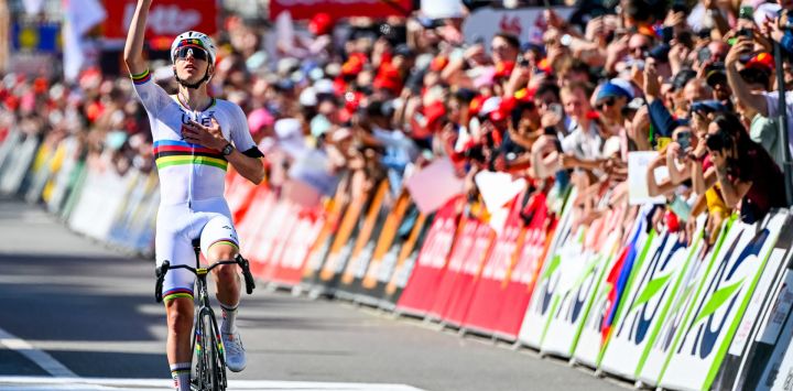 El ciclista esloveno Tadej Pogacar, del equipo UAE Team Emirates-XRG, celebra al cruzar la línea de meta durante la carrera élite masculina de la prueba ciclista de un día Lieja-Bastogne-Lieja del UCI World Tour, de 259,5 km desde Lieja, pasando por Bastogne, hasta Lieja.