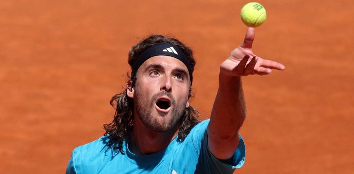 El griego Stefanos Tsitsipas saca contra el español Daniel Mérida durante su partido de tercera ronda individual del torneo ATP Tour Madrid Open 2026 en la Caja Mágica de Madrid.
