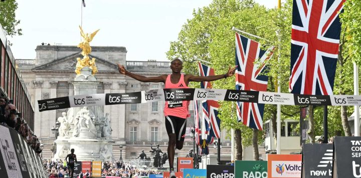 El keniano Sabastian Sawe cruza la meta para ganar la carrera masculina con un nuevo récord mundial en el Maratón de Londres 2026 en el centro de Londres. El keniano Sabastian Sawe rompió la barrera de las dos horas por primera vez en la historia al ganar el Maratón de Londres.