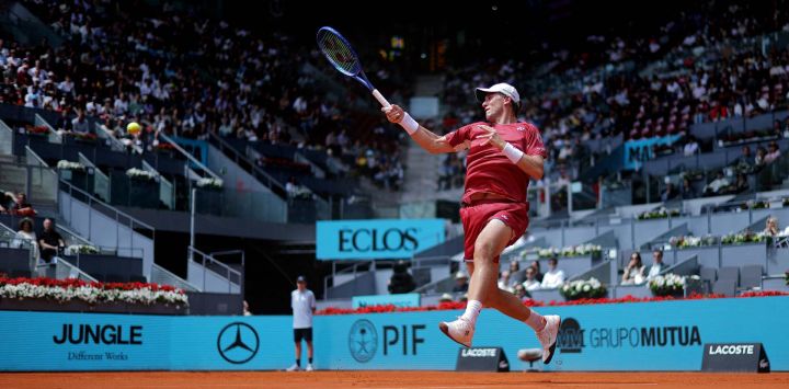 El noruego Casper Ruud devuelve la pelota al español Jaume Munar durante su partido de tercera ronda individual del torneo ATP Tour Madrid Open 2026 en la Caja Mágica de Madrid.