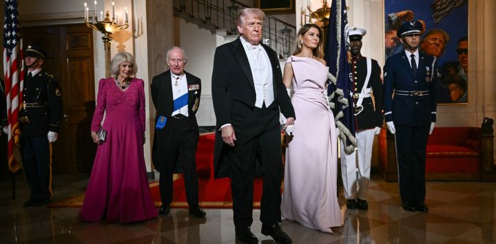 El presidente de Estados Unidos, Donald Trump, la primera dama Melania Trump, el rey Carlos III de Gran Bretaña y la reina Camila llegan a una cena de Estado en el Salón Este de la Casa Blanca en Washington, D.C..