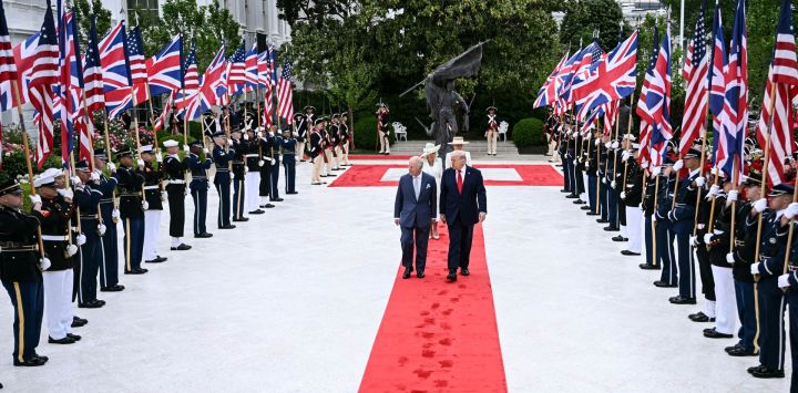 El presidente estadounidense Donald Trump y el rey Carlos III de Gran Bretaña caminan por el Jardín de las Rosas hacia el Despacho Oval de la Casa Blanca en Washington, D.C..
